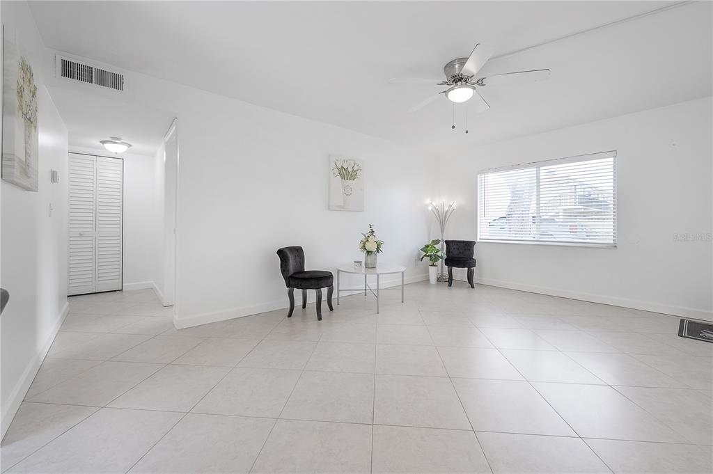 3206 West Azeele Street, Unit 129 Tampa, FL 33609 - Photo 6 of 30 a view of a livingroom with furniture and a ceiling fan