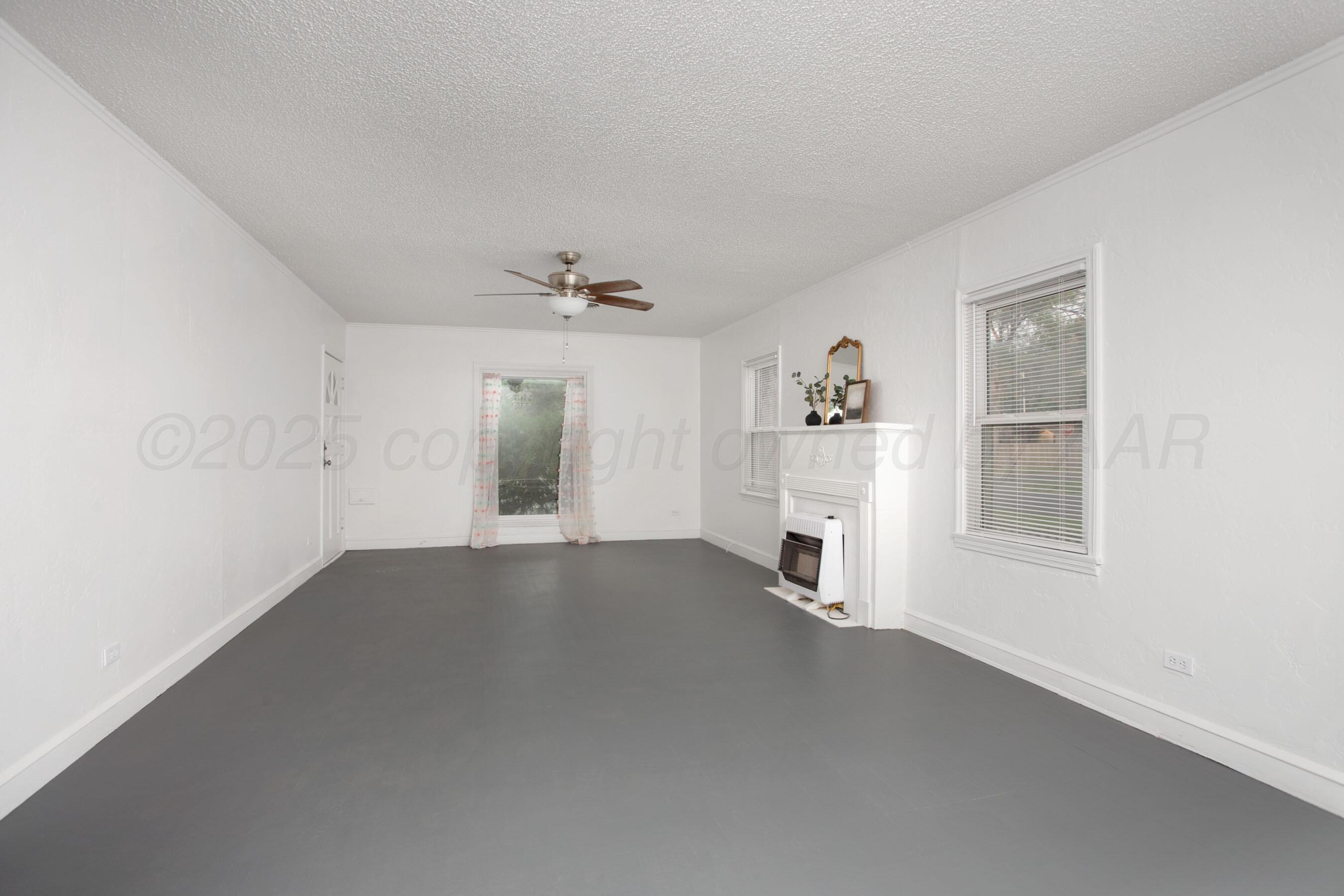 826 Sunset Terrace Amarillo, TX 79106 - Photo 11 of 28 an empty room with windows and closet