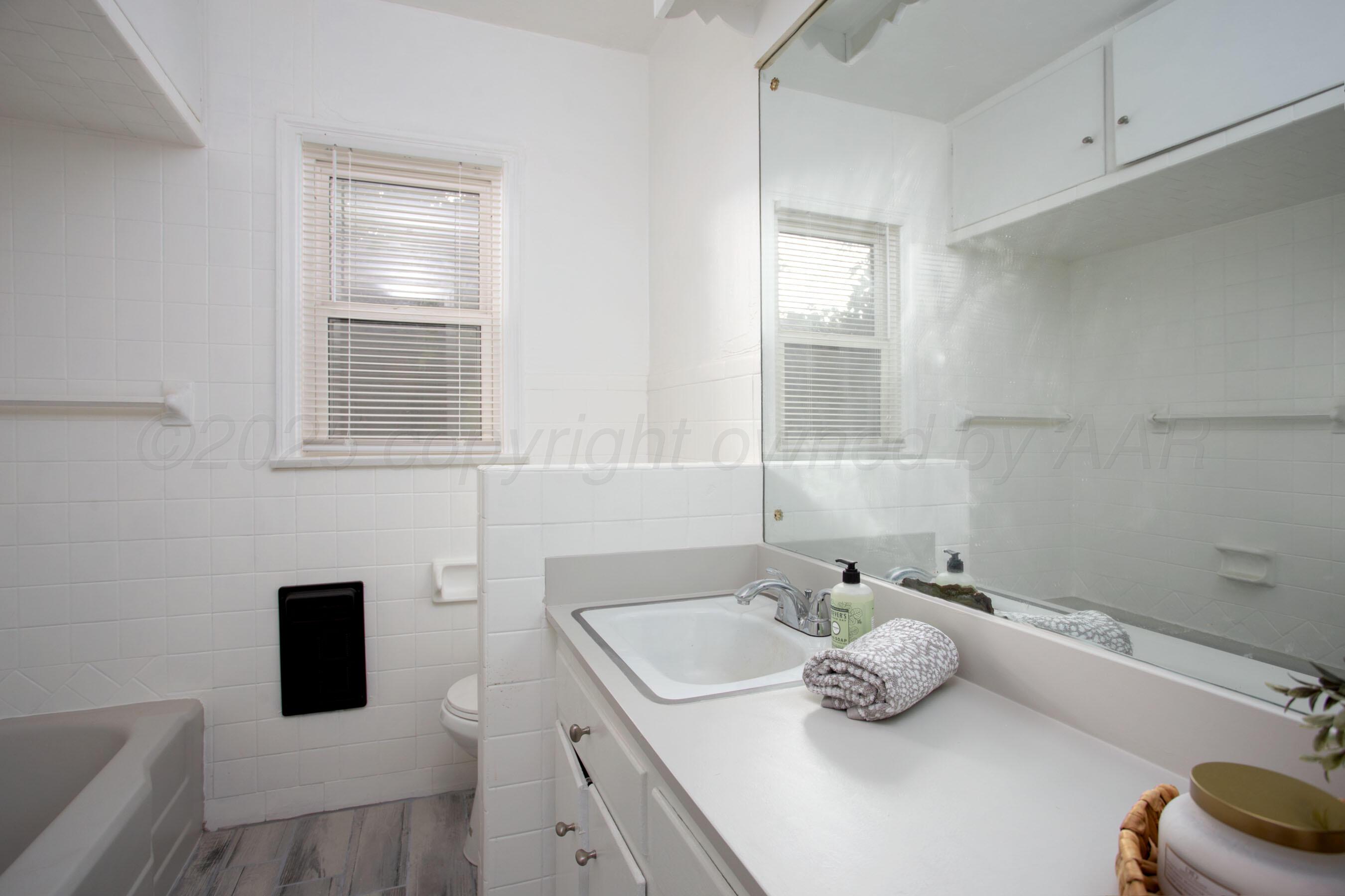 826 Sunset Terrace Amarillo, TX 79106 - Photo 17 of 28 a bathroom with a sink vanity and tub