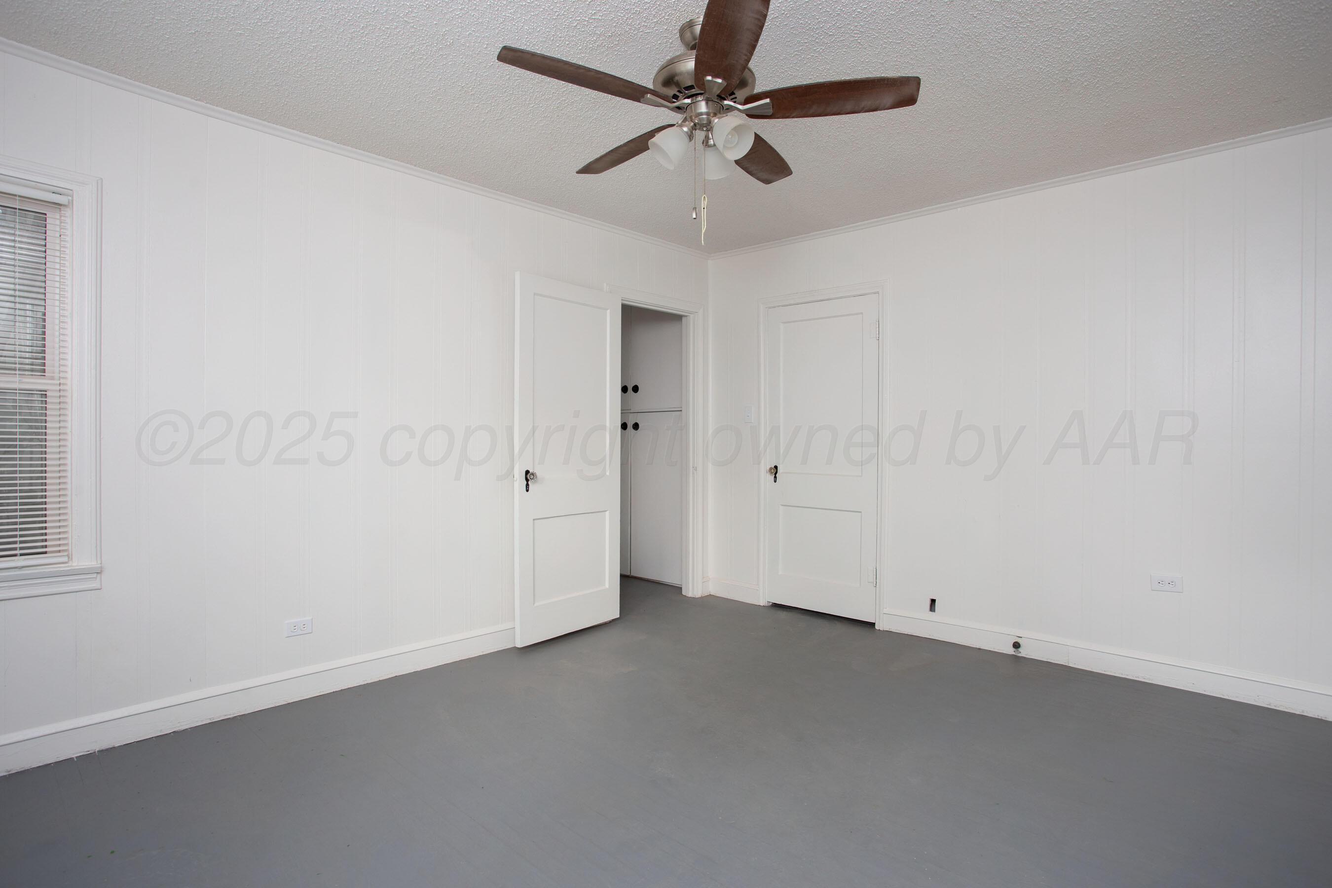 826 Sunset Terrace Amarillo, TX 79106 - Photo 20 of 28 an empty room with a ceiling fan and window