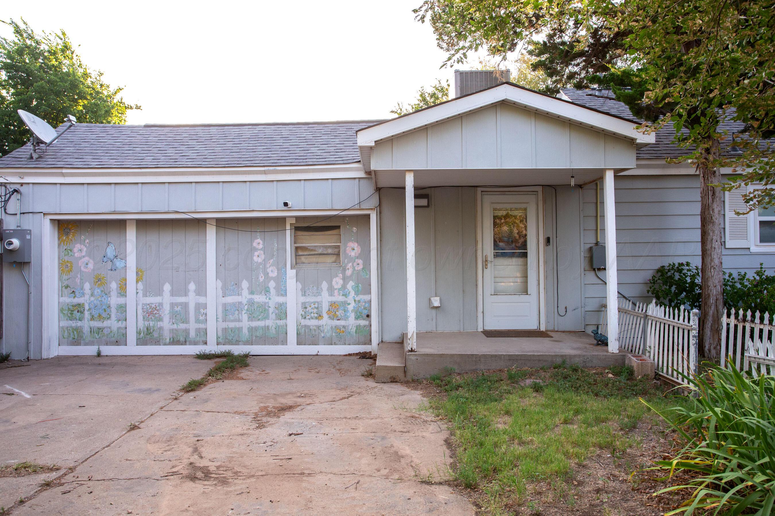 826 Sunset Terrace Amarillo, TX 79106 - Photo 5 of 28 a front view of a house with a yard
