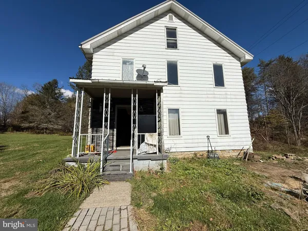 a view of a house with backyard and garden