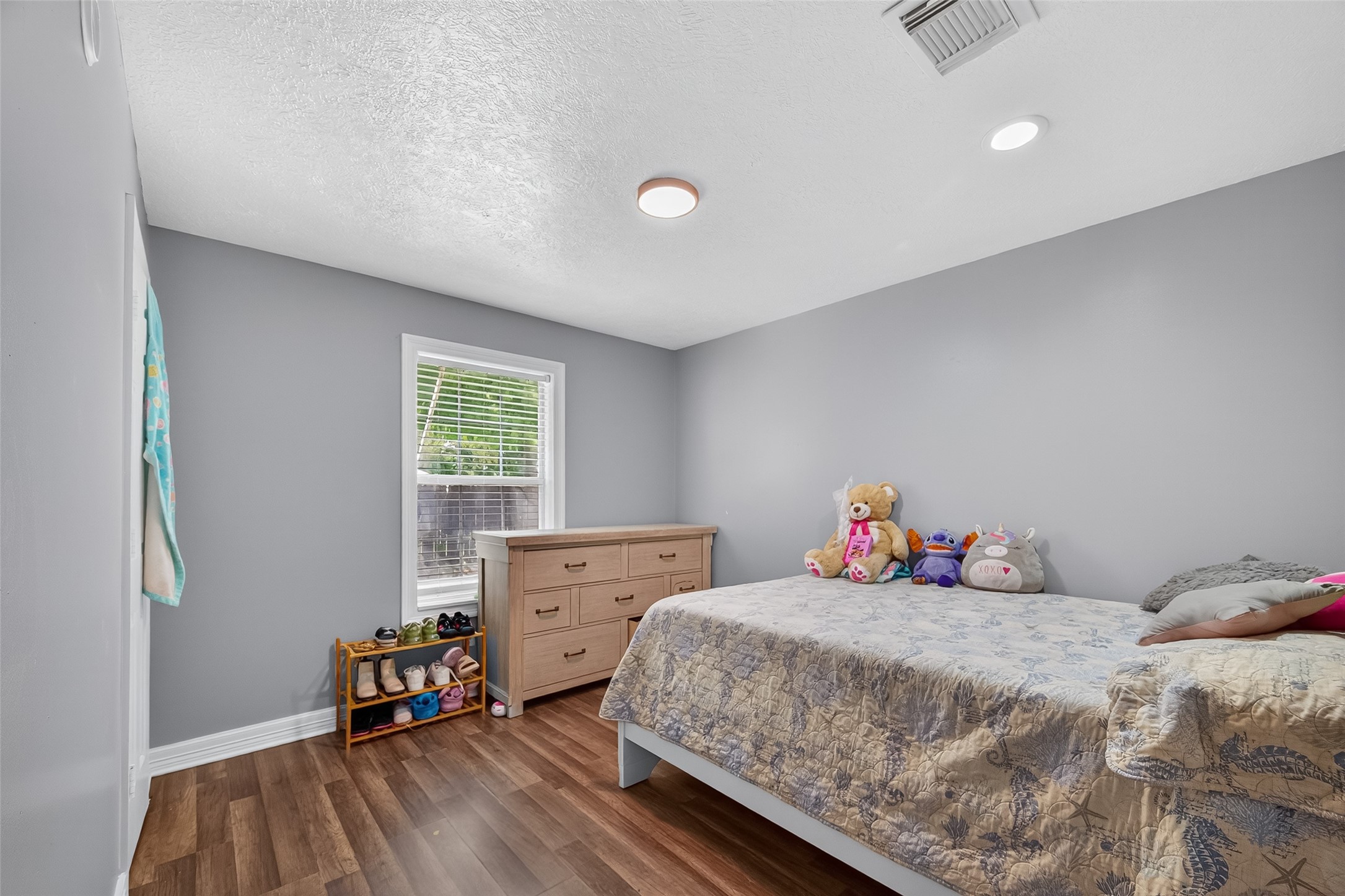 4917 Sycamore Avenue Pasadena, TX 77503 - Photo 31 of 46 a bedroom with a bed and a window