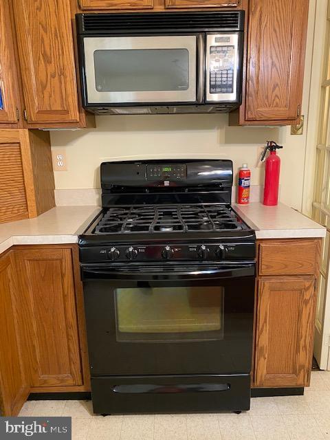 5244 Dixons Mill Road Marshall, VA 20115 - Photo 14 of 61 Newer gas stove and microwave