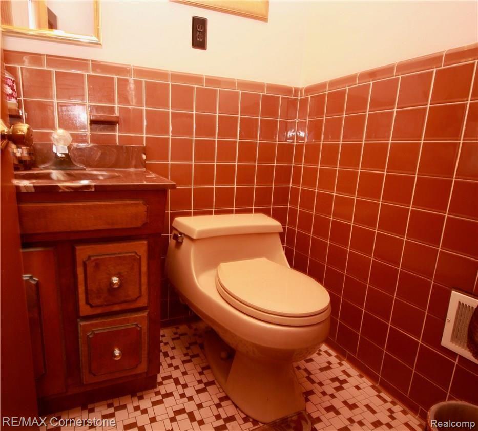 20035 Lichfield Road Detroit, MI 48221 - Photo 22 of 32 lich half bath.jpg