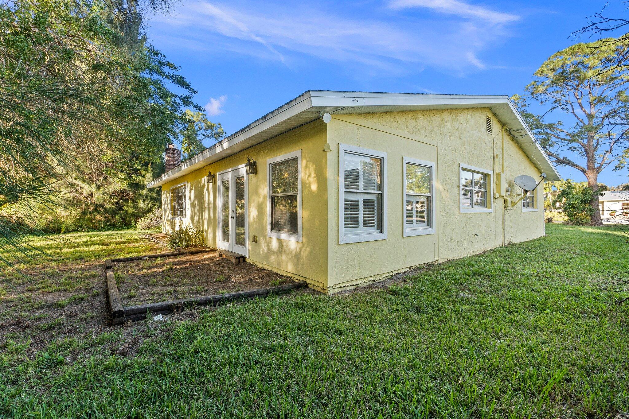 5901 Sunset Boulevard Fort Pierce, FL 34982 - Photo 24 of 26 a view of a house with a big yard