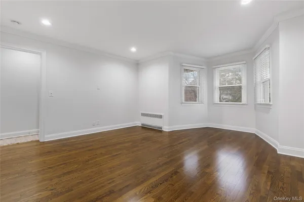 a picture of floor with a white wall