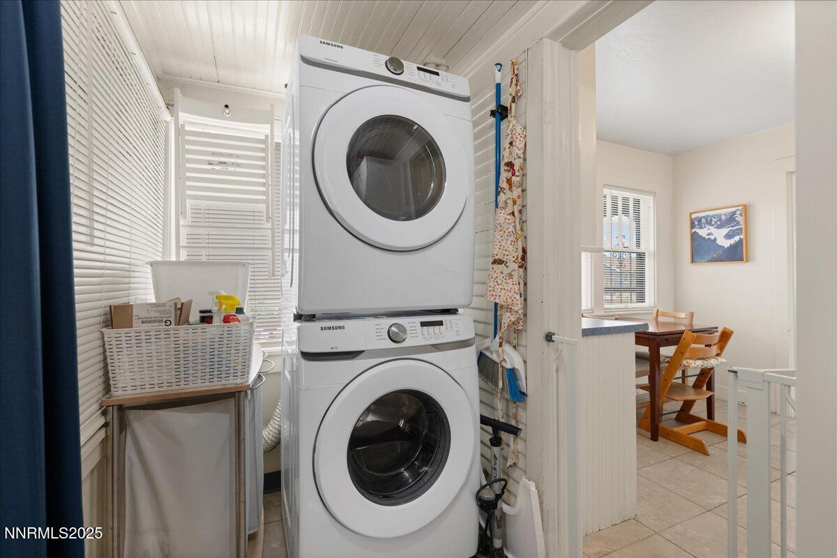 154 East Arroyo Street Reno, NV 89502 - Photo 14 of 36 a utility room with dryer and washer