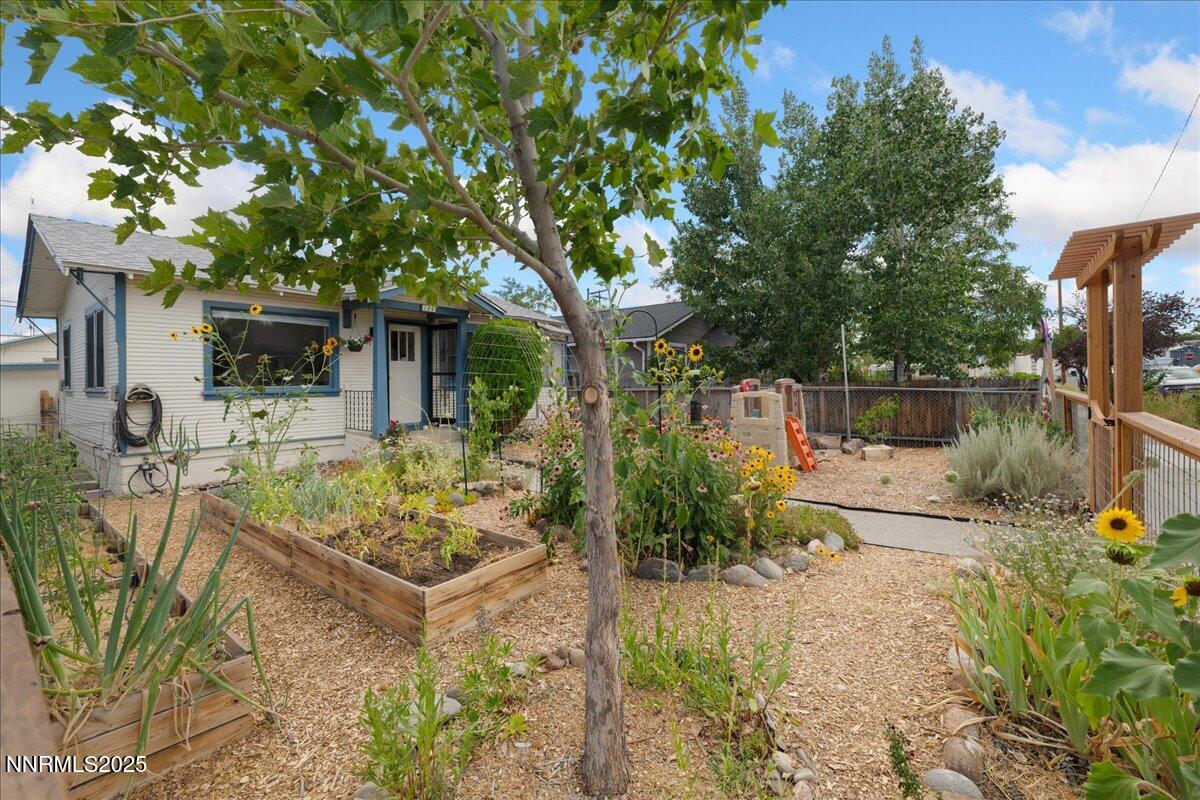 154 East Arroyo Street Reno, NV 89502 - Photo 28 of 36 a front view of a house with garden