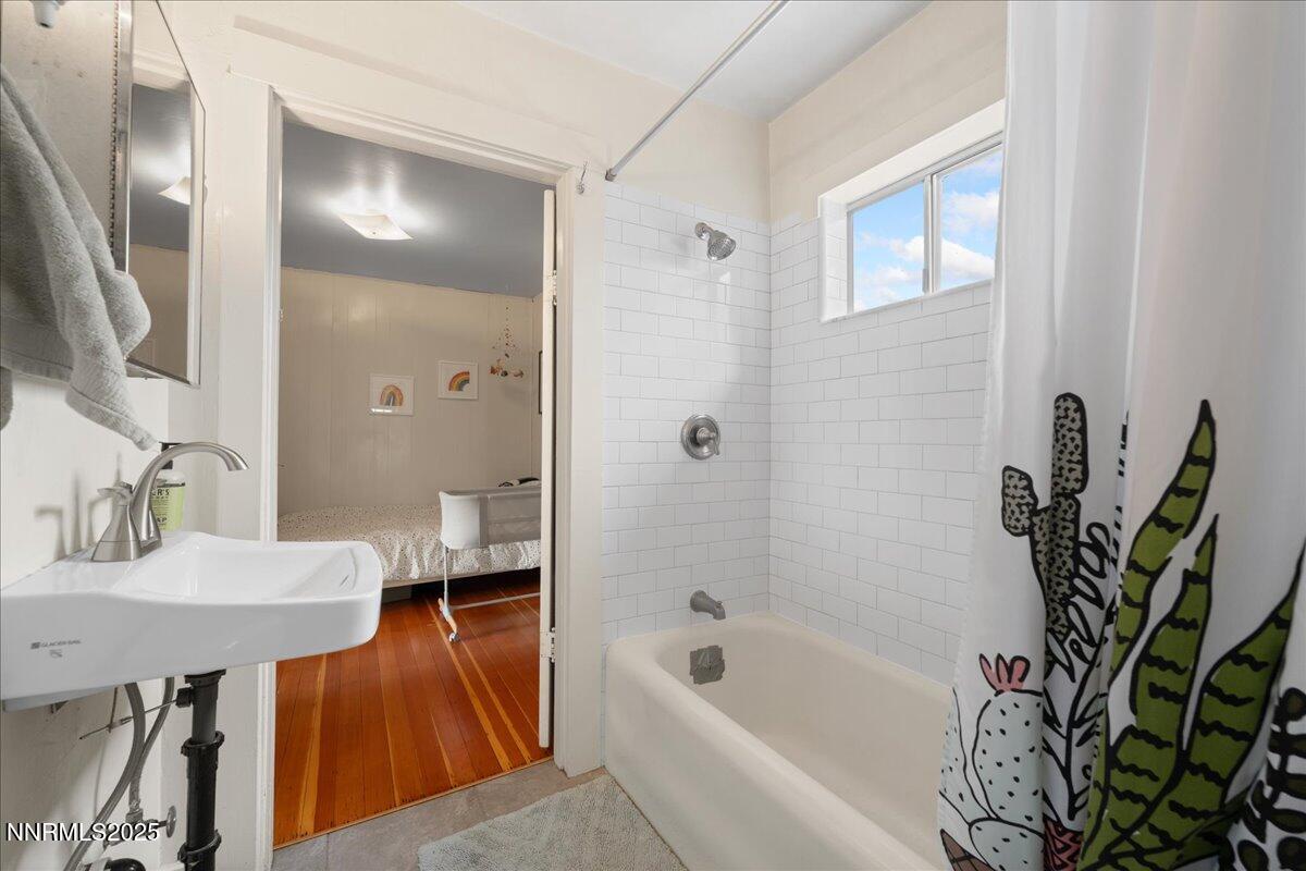 154 East Arroyo Street Reno, NV 89502 - Photo 9 of 36 a bath room with a sink and a bath tub