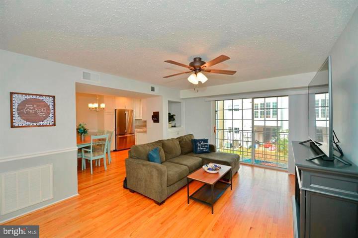 109 Fort Evans Road Southeast, Unit C Leesburg, VA 20175 - Photo 4 of 20 Living room