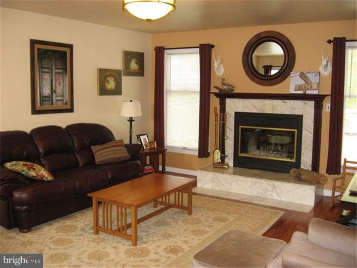 19 Kuzyk Road Cream Ridge, NJ 08514 - Photo 4 of 25 Living Room