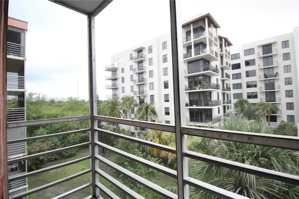 $1,800 | 17890 West Dixie Highway, Unit 519, North Miami Beach, FL 33160