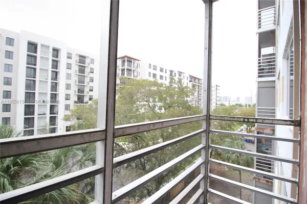 $1,800 | 17890 West Dixie Highway, Unit 519, North Miami Beach, FL 33160