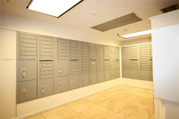 $1,800 | 17890 West Dixie Highway, Unit 519, North Miami Beach, FL 33160