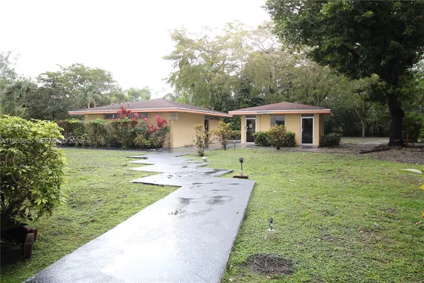 $1,800 | 17890 West Dixie Highway, Unit 519, North Miami Beach, FL 33160