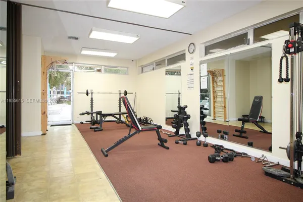 $1,800 | 17890 West Dixie Highway, Unit 519, North Miami Beach, FL 33160