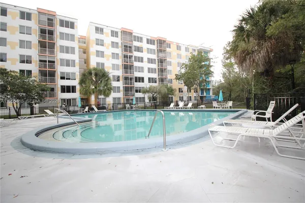 $1,800 | 17890 West Dixie Highway, Unit 519, North Miami Beach, FL 33160