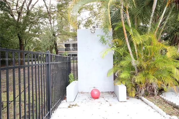 $1,800 | 17890 West Dixie Highway, Unit 519, North Miami Beach, FL 33160