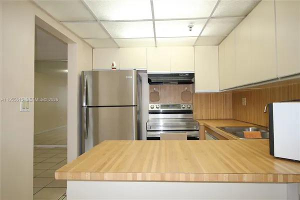 $1,800 | 17890 West Dixie Highway, Unit 519, North Miami Beach, FL 33160