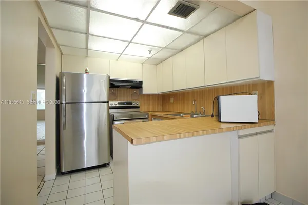 $1,800 | 17890 West Dixie Highway, Unit 519, North Miami Beach, FL 33160