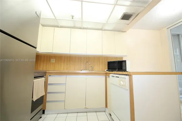 $1,800 | 17890 West Dixie Highway, Unit 519, North Miami Beach, FL 33160