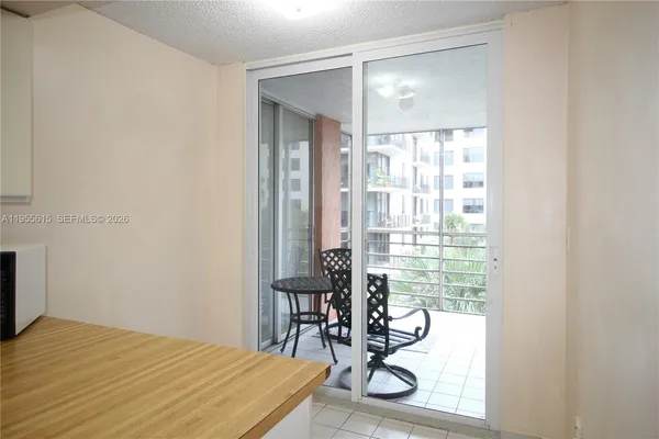 $1,800 | 17890 West Dixie Highway, Unit 519, North Miami Beach, FL 33160