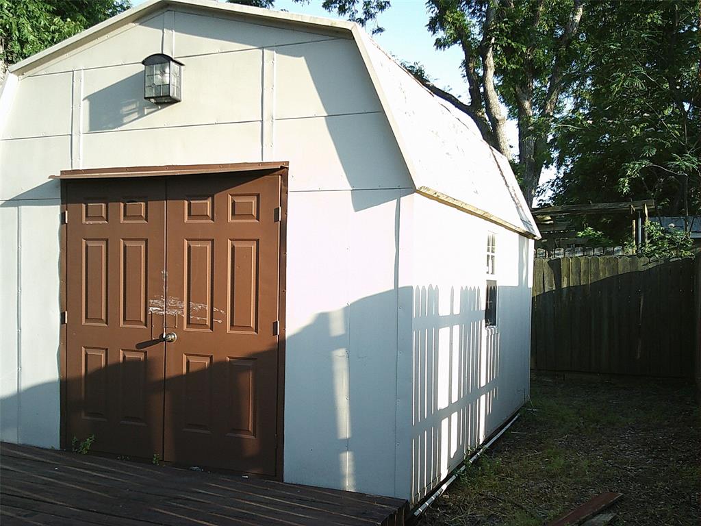 1007 North Center Street Bonham, TX 75418 - Photo 17 of 37 Shed