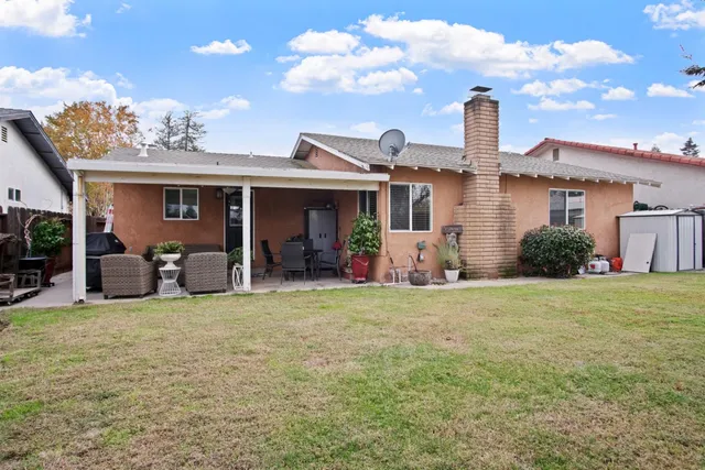 a view of a house with backyard and porch