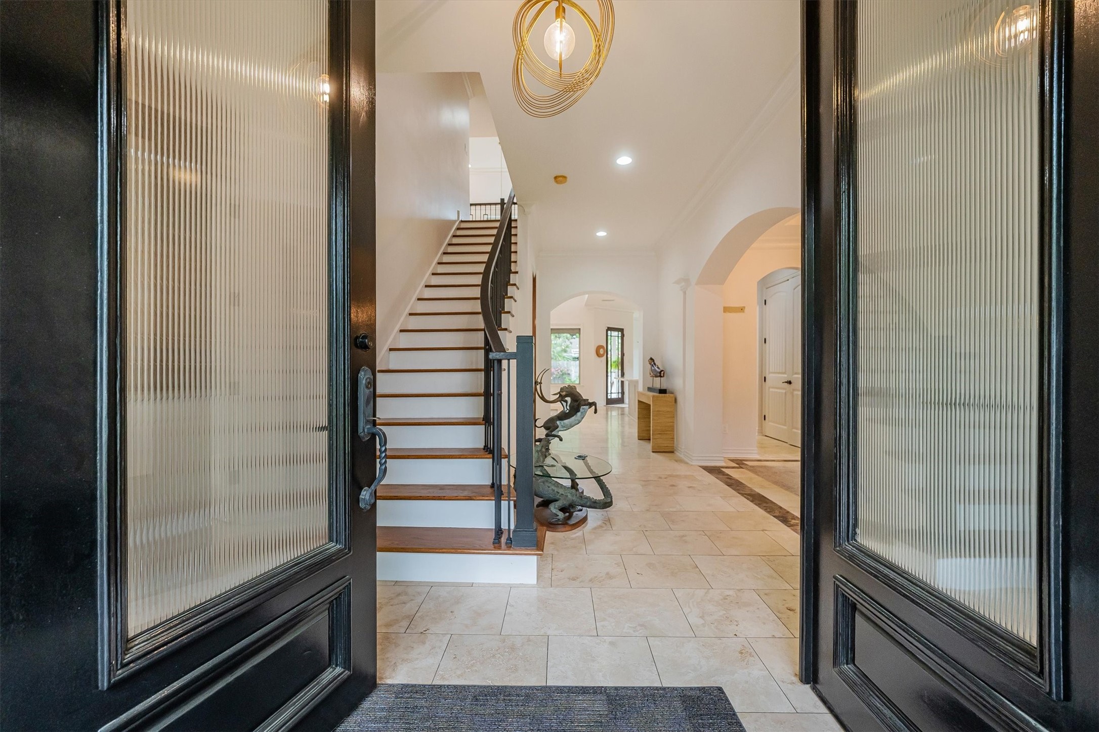 424 West 32nd Street Houston, TX 77018 - Photo 3 of 50 Easy flow into lovely entry
