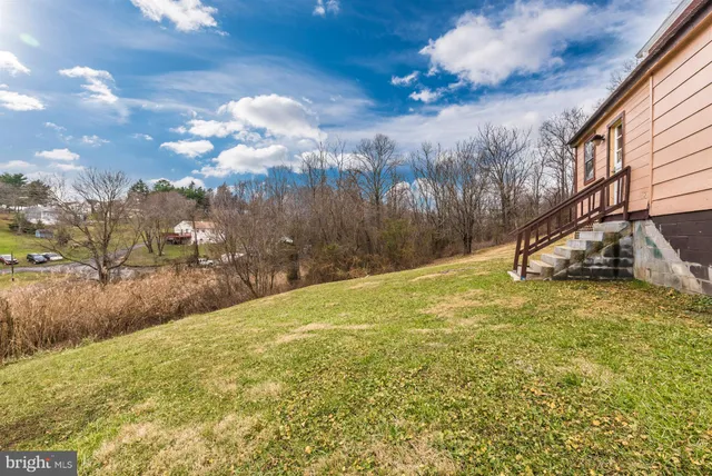 a view of a house with a yard