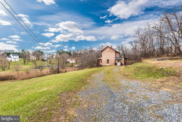 a view of the yard of the house