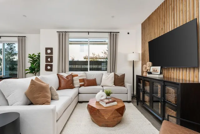 $399,990 | 6559 East Cresthaven Drive, Fresno, CA 93727