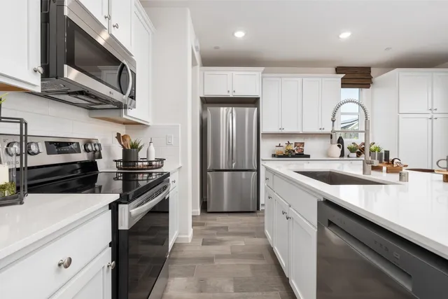 $399,990 | 6559 East Cresthaven Drive, Fresno, CA 93727