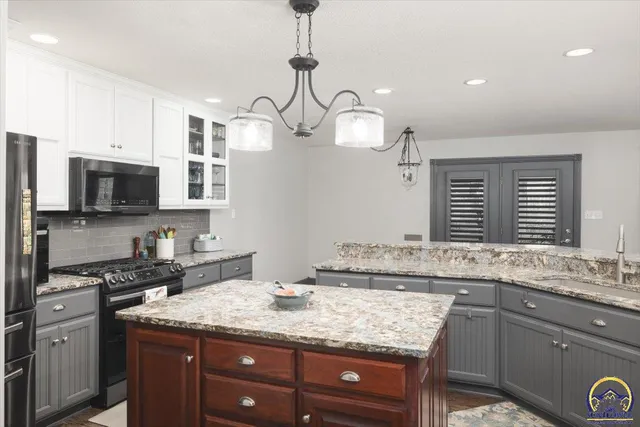 $515,000 | 207 Ruth's Lane, Wamego, KS 66547