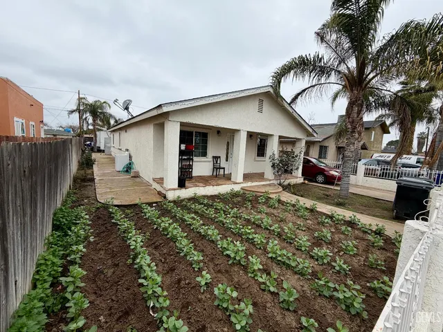 a view of a house with backyard