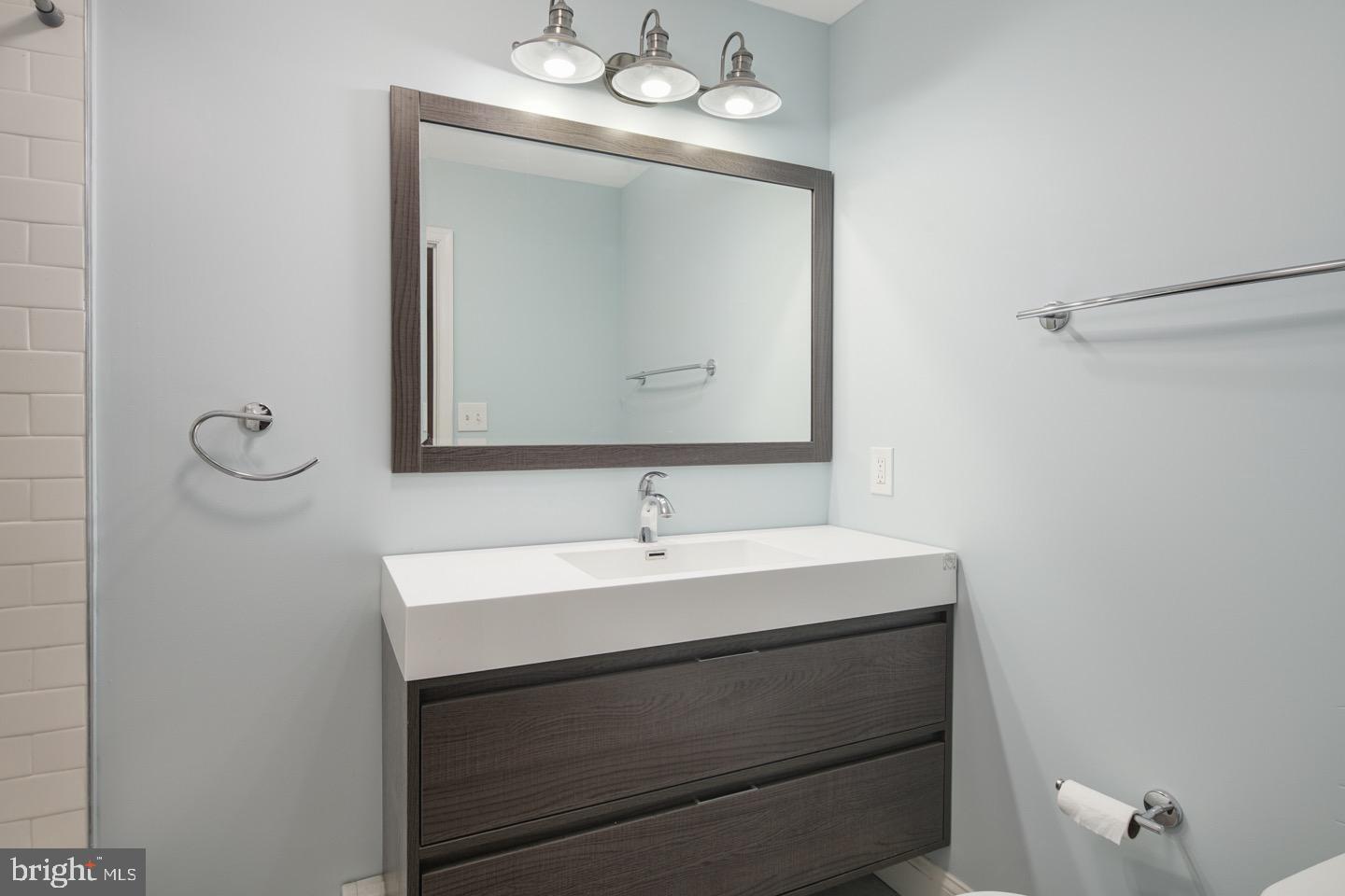 39 Bobbin Mill Road Media, PA 19063 - Photo 8 of 14 Hall bath with tub