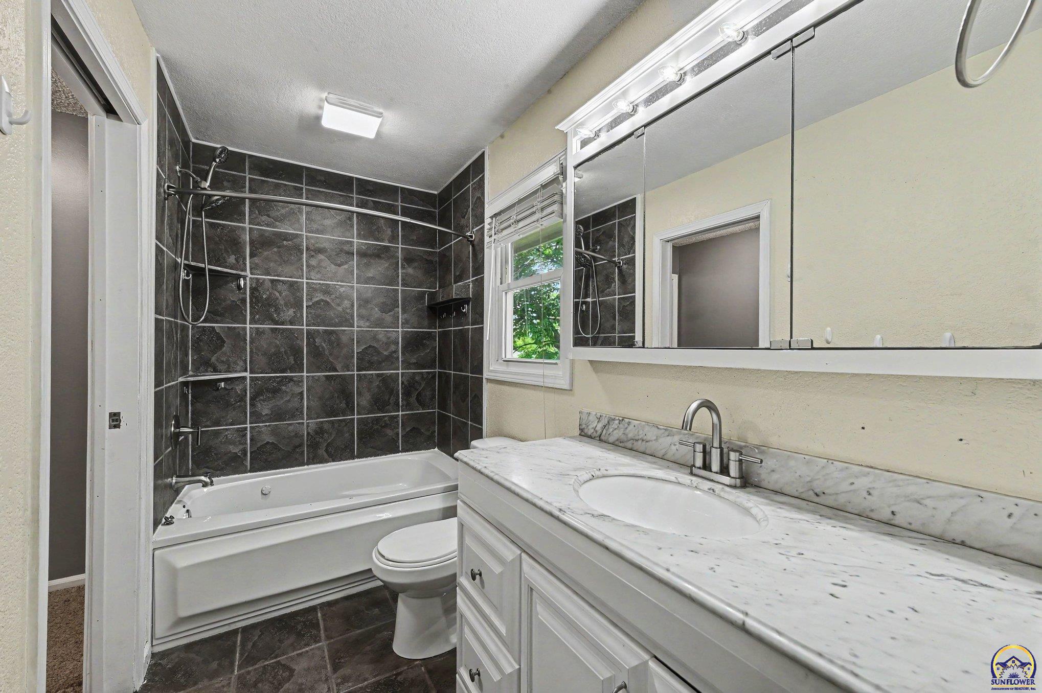 2500 Southwest Gainsboro Road Topeka, KS 66614 - Photo 15 of 27