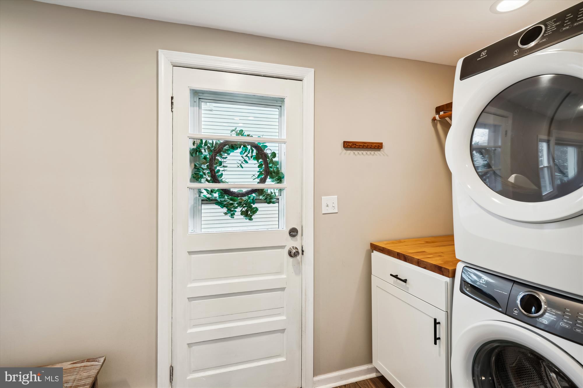109 Willis Street Cambridge, MD 21613 - Photo 25 of 70 Side Door with Laundry Area