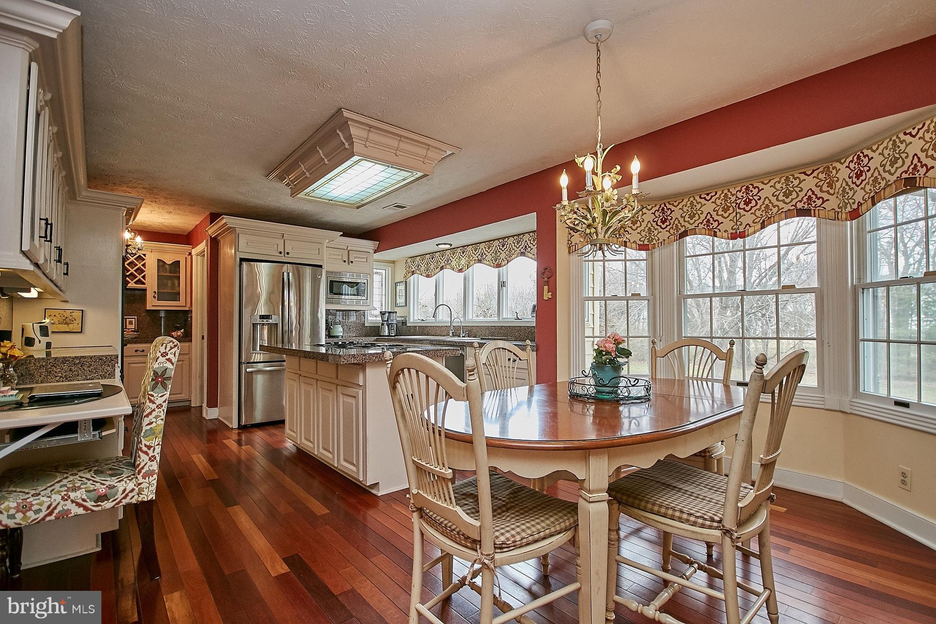 5504 Ashleigh Road Fairfax, VA 22030 - Photo 8 of 30 Kitchen eat in - Bay Window!