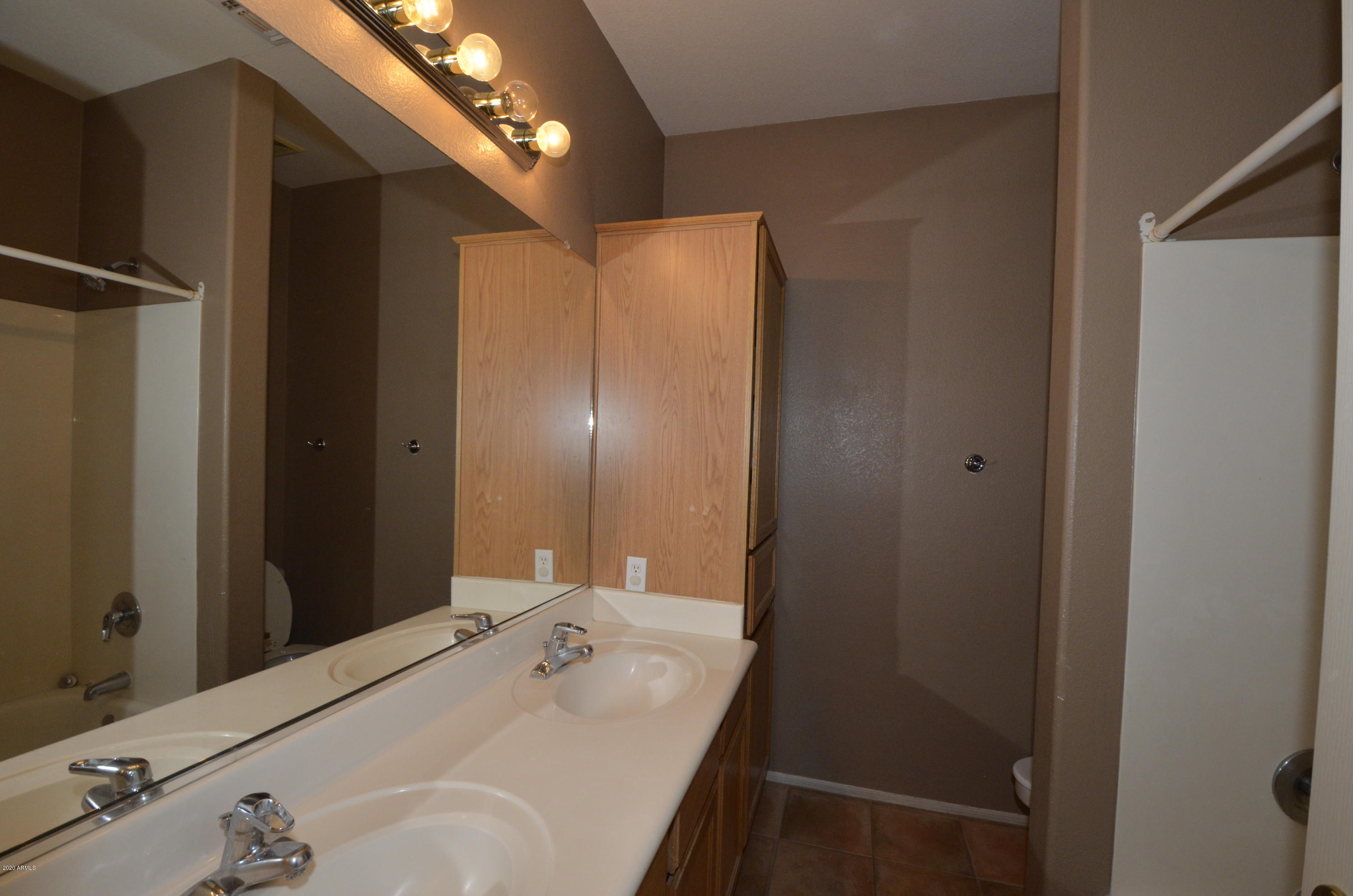 1148 South Roca Street Gilbert, AZ 85296 - Photo 16 of 20 a bathroom with a tub and shower