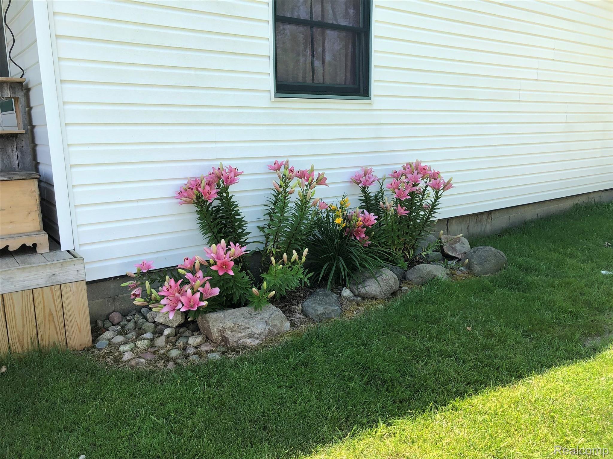 8311 North Jennings Road Mount Morris, MI 48458 - Photo 5 of 45 flowers side yard.jpeg