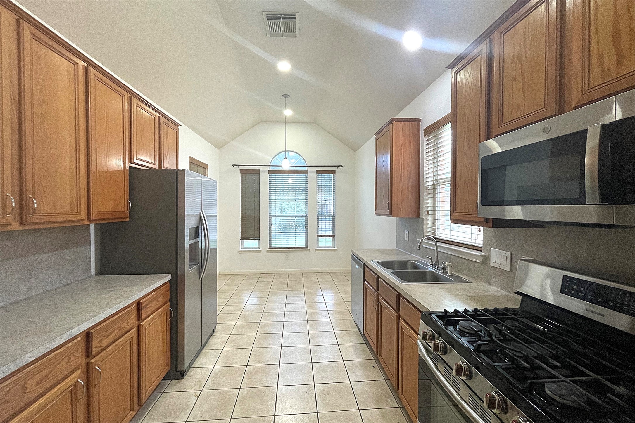 9903 Raul Hector Drive Houston, TX 77075 - Photo 5 of 14 Kitchen with breakfast nook