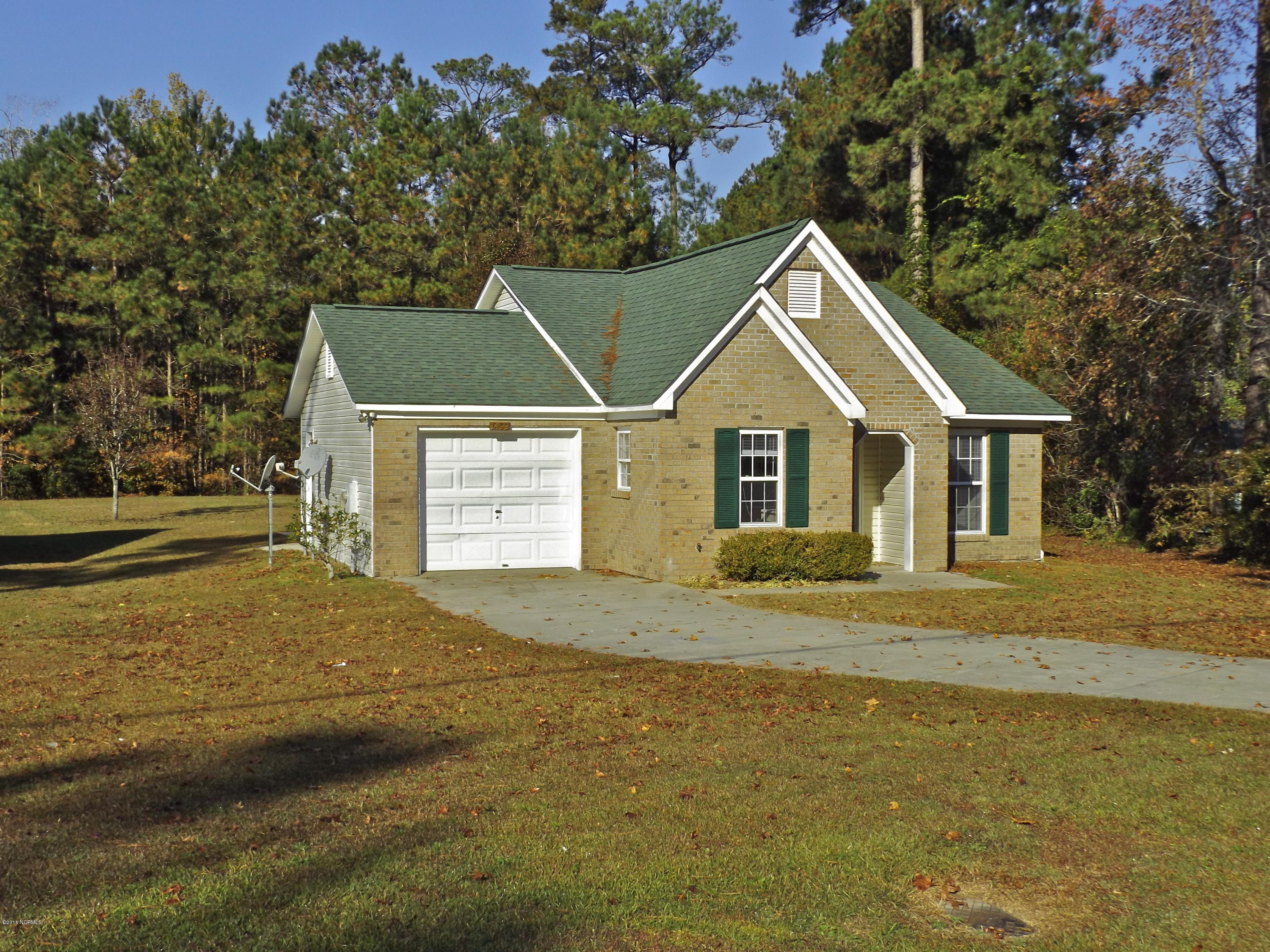 1499 RaceTrack Road New Bern, NC 28562 - Photo 3 of 6 Attached 1 Car Garage.