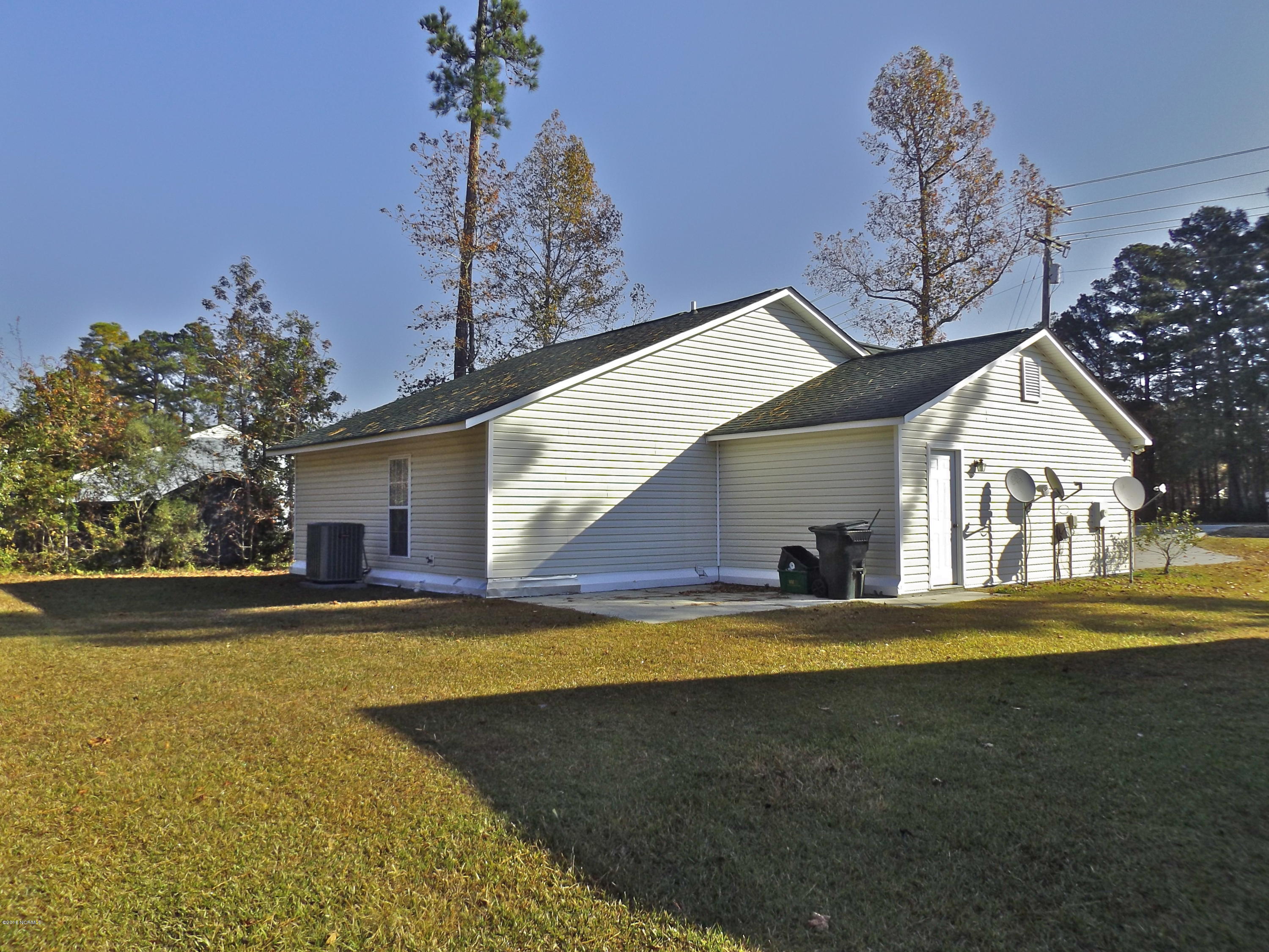 1499 RaceTrack Road New Bern, NC 28562 - Photo 4 of 6 Back View of the House.