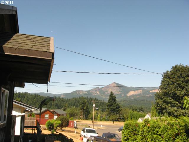 29 Southwest Venture Street Cascade Locks, OR 97014 - Photo 4 of 5 a view of a two chairs next to a road