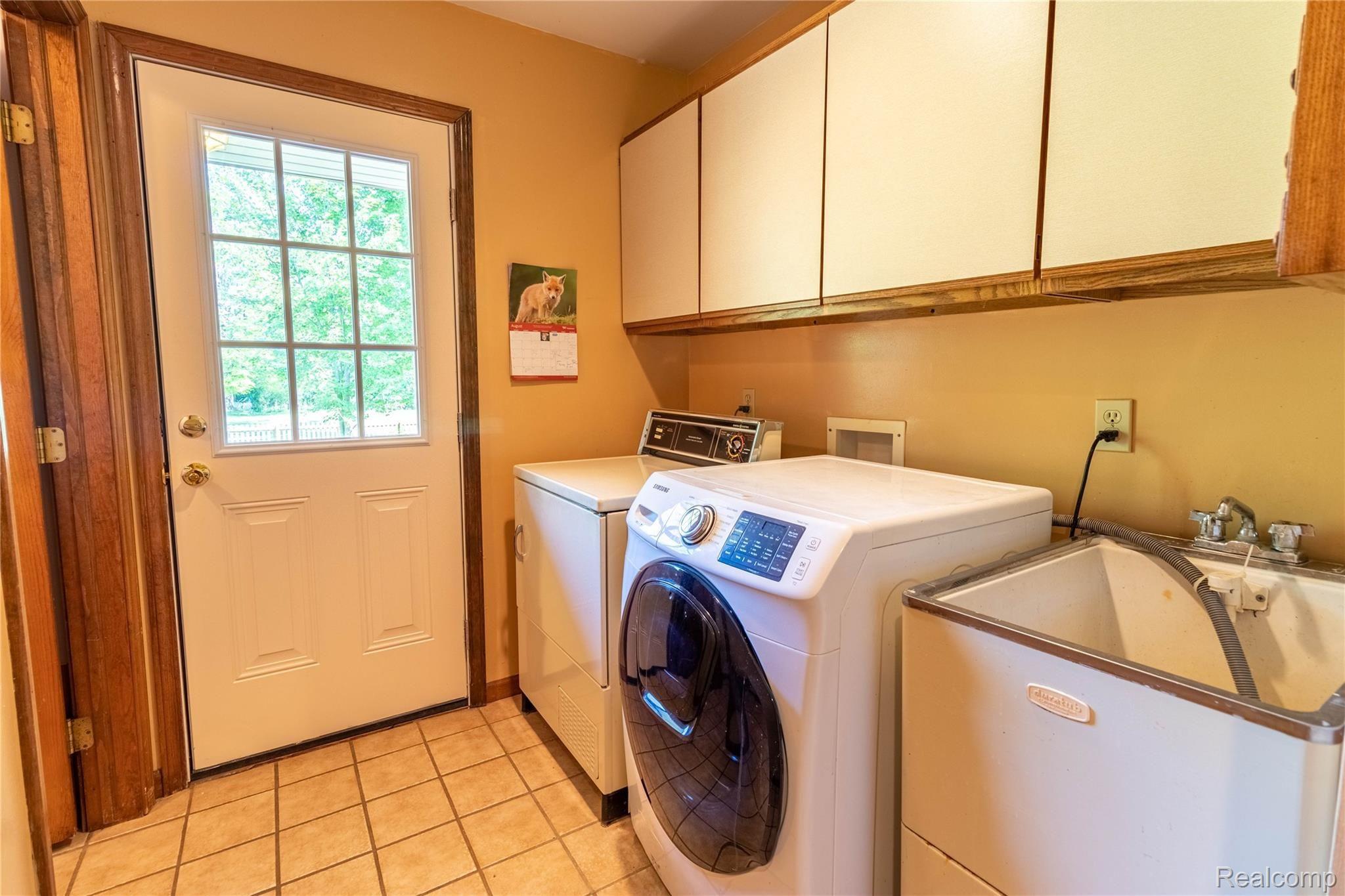 2859 Pleasant Valley Road Brighton, MI 48114 - Photo 31 of 43 37.Laundry