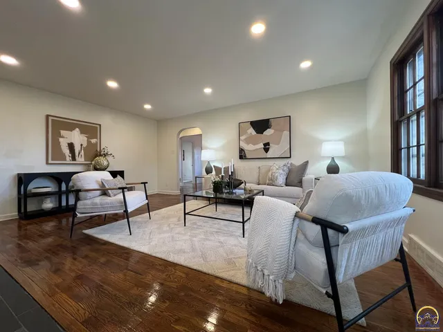 $359,777 | 507 Southwest Gage Court Circle, Topeka, KS 66606