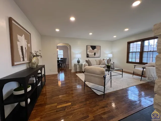 $359,777 | 507 Southwest Gage Court Circle, Topeka, KS 66606