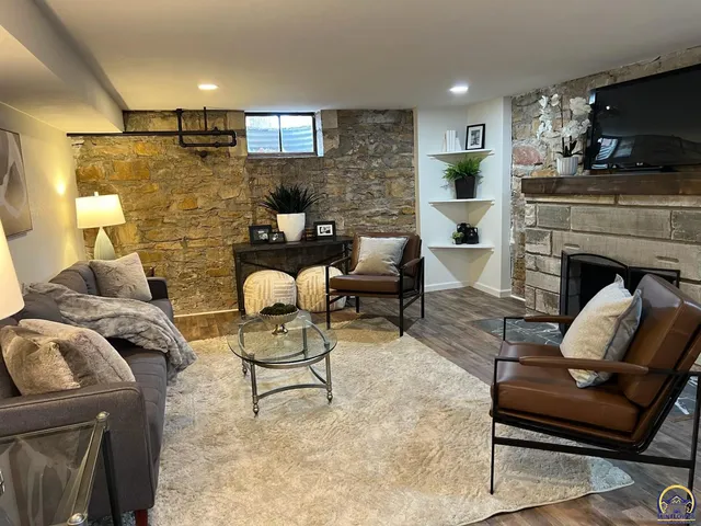 $359,777 | 507 Southwest Gage Court Circle, Topeka, KS 66606